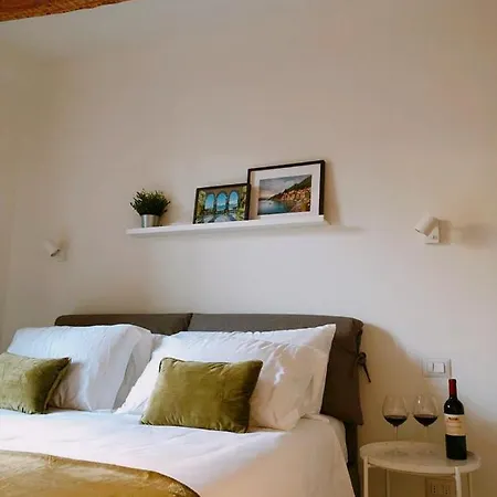 Foscolo 9 - Breakfast 4* Como